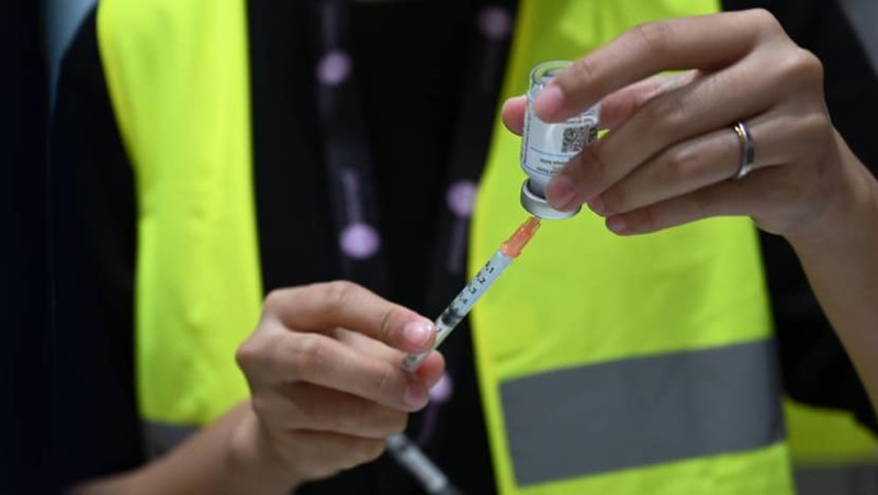 Một nhân viên y tế chuẩn bị một liều vaccine ngừa COVID-19 tại một trung tâm tiêm chủng ở Singapore vào ngày 21-4-2021. Ảnh: CNA