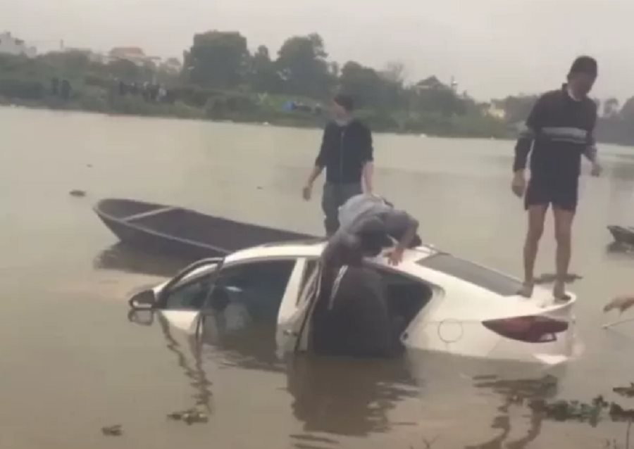 Lực lượng chức năng trục vớt nạn nhân dưới sông Kiến Giang