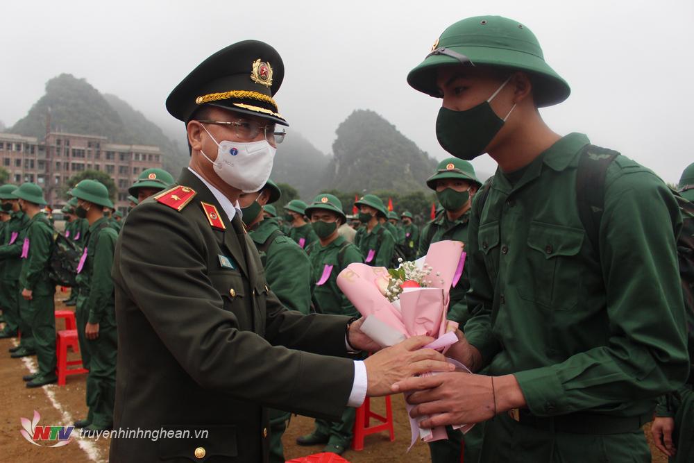 Thiếu tướng Phạm Thế Tùng, UVBTV, Giám đốc công an tỉnh, tặng hoa tân binh Quỳ Hợp.