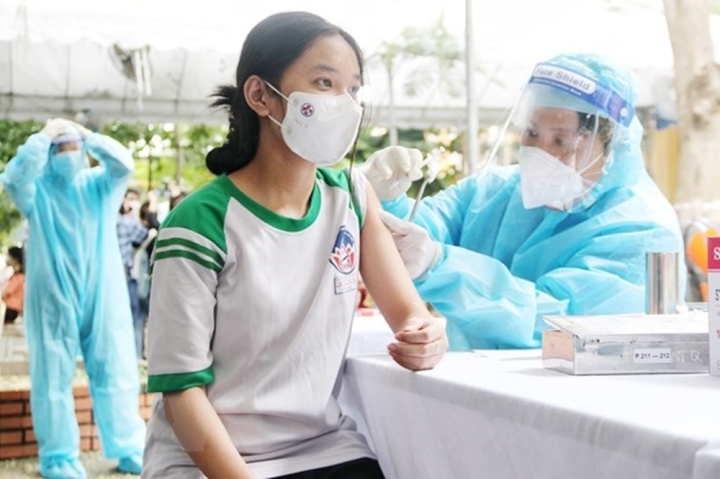 Nhân viên y tế tiêm vaccine COVID-19 cho học sinh tại huyện Củ Chi (TP.HCM). (Ảnh: TTXVN)