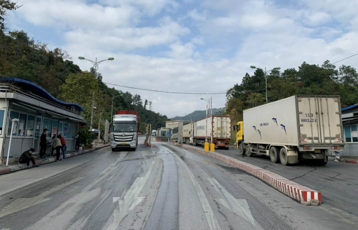 Tính đến sáng ngày 11/2, tại các cửa khẩu ở Lạng Sơn hiện đang có gần 1.600 xe hàng chờ làm thủ tục thông quan.
