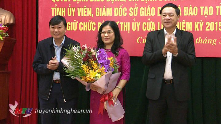 Các đồng chí Phó Chủ tịch UBND tỉnh tặng hoa chúc mừng đồng chí Nguyễn Thị Kim Chi.