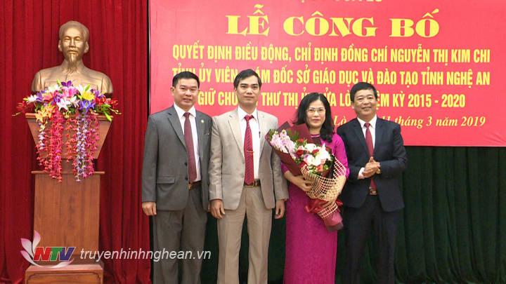 Lãnh đạo Sở Giáo dục và Đào tạo tặng hoa chúc mừng đồng chí Nguyễn Thị Kim Chi. 