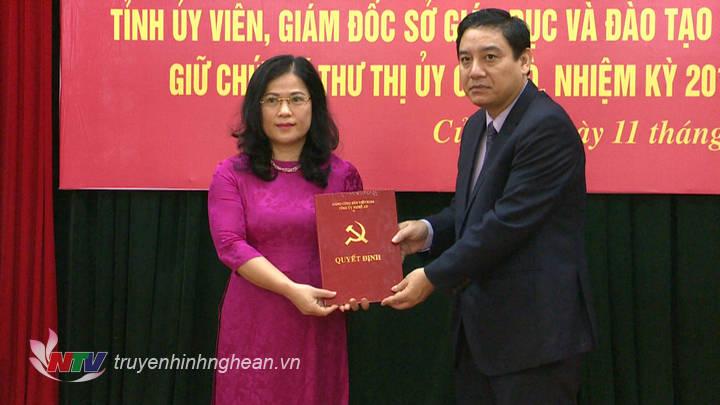 Bí thư Tỉnh ủy Nguyễn Đắc Vinh trao Quyết định cho đồng chí Nguyễn Thị Kim Chi. 