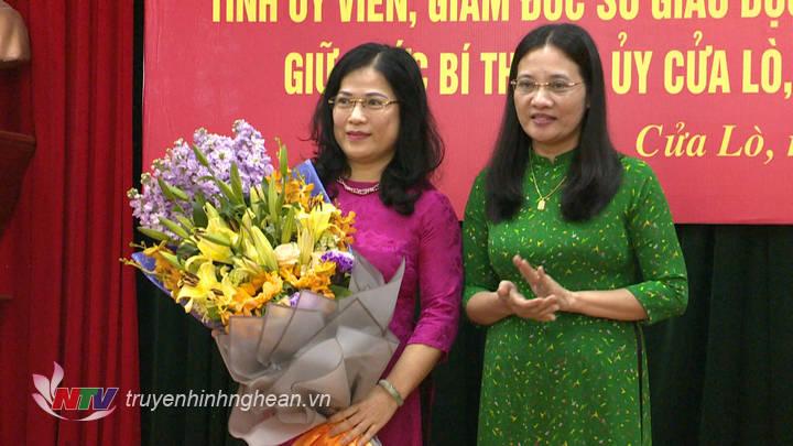 Phó Chủ tịch HĐND tỉnh Cao Thị Hiền tặng hoa chúc mừng đồng chí Nguyễn Kim Chi.