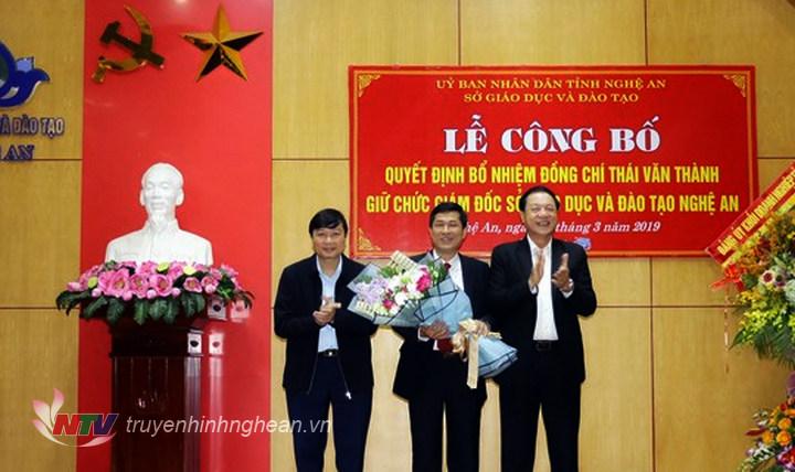  Phó Chủ tịch UBND tỉnh Lê Minh Thông và Lê Hồng Vinh tặng hoa chúc mừng đồng chí