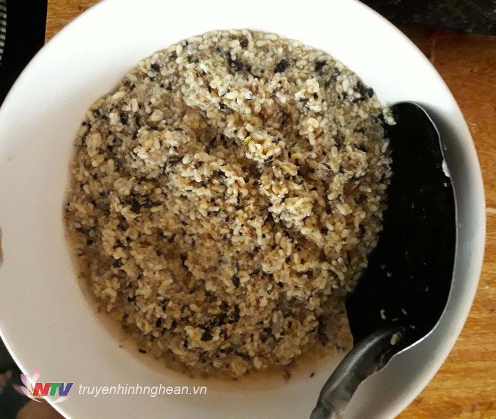 Trứng kiến có thể chế biến được khá nhiều món ăn, nhưng ngon, bổ và ngọt nhất vẫn là nấu canh với lá Vả, một loại lá họ nhà Sung.