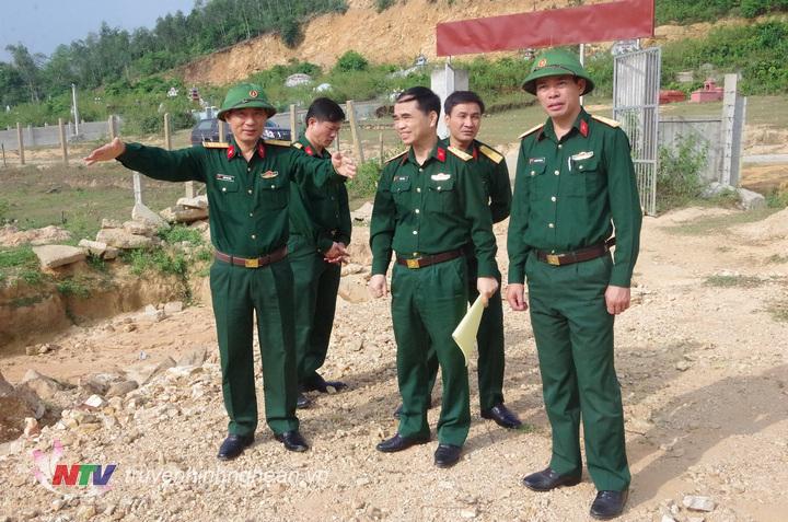 Đại tá Trần Văn Hùng, Ủy viên Ban thường vụ Tỉnh ủy, Chỉ huy trưởng Bộ CQHS tỉnh kiểm tra công tác sử dụng đất quốc phòng tại huyện Quỳ Châu.