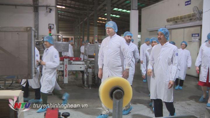Tham quan các dây chuyển sản xuất của nhà máy sữa Vinamilk Nghệ An. 