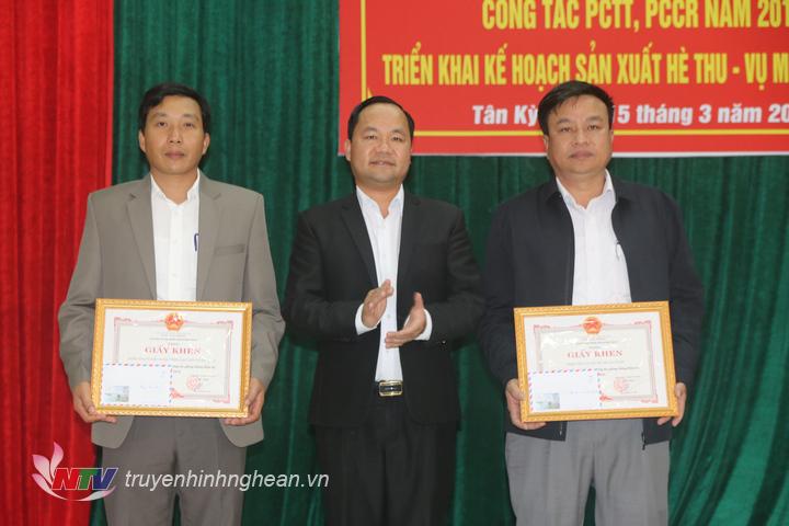 Đ.c Hoàng Quốc Việt, Chủ tịch UBND huyện Tân Kỳ trao giấy khen cho 2 tập thể có thành tích xuất sắc trong phòng chống thiên tai năm 2018