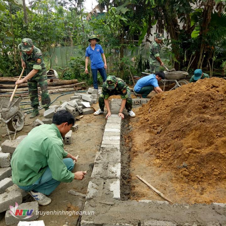 Đồn BP Ngọc Lâm giúp hộ gia đình nghèo xây nhà