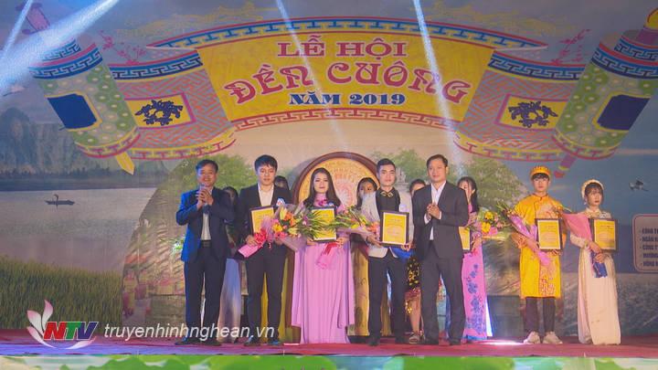  Lãnh đạo huyện Diễn Châu trao giải cho các thí sinh xuất sắc tại Liên hoan tiếng hát Thanh niên, học sinh. 
