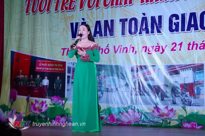 Ca sĩ Lê Na, Đoàn văn công Quân khu 4 biểu diễn ca khúc Tình yêu trên dòng sông quan họ.