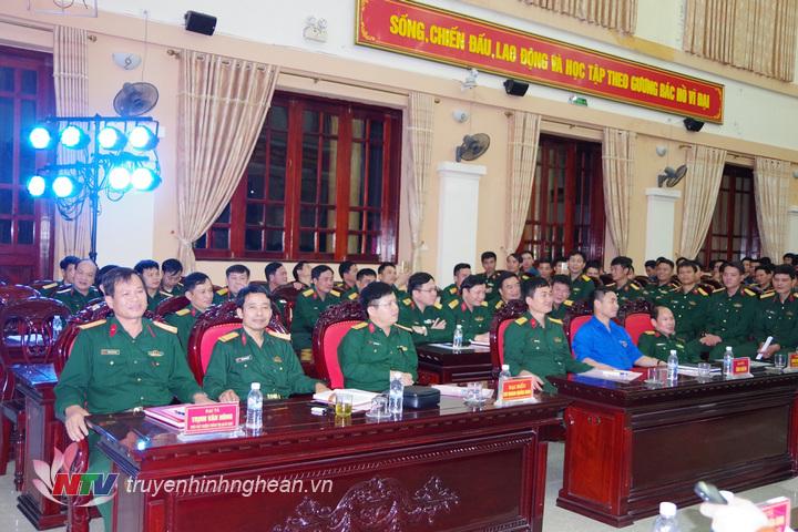 Các đại biểu Cục chính trị Quân khu 4 và Tỉnh đoàn Nghệ An tham gia buổi Tọa đàm thanh niên.