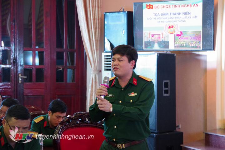 Thượng tá Thái Đức Hạnh, Phó Bí thư Đảng ủy, Chính ủy Bộ CHQS tỉnh phát biểu, chia sẻ, tâm sự, định hướng tư tưởng cho cán bộ, đoàn viên thanh niên trong buổi tọa đàm.