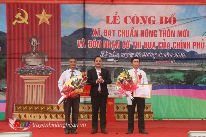 Đồng chí Hoàng Quốc Việt - Chủ tịch UBND huyện Tân Kỳ trao giấy khen cho các tập thể cán nhân đã có thành tích xuất sắc trong phong trào xây dựng NTM của địa phương