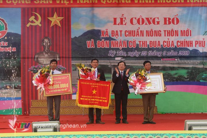 Đồng chí Đinh Viết Hồng - Phó chủ tịch UBND tỉnh Nghệ An trao Bằng công nhận xã đạt chuẩn NTM và trao cờ thi đua của Chính phủ cho xã Kỳ Tân.