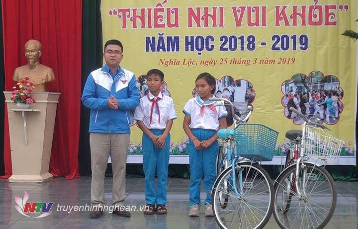 Trao quà tại trường tiểu học Nghĩa Lộc 1.