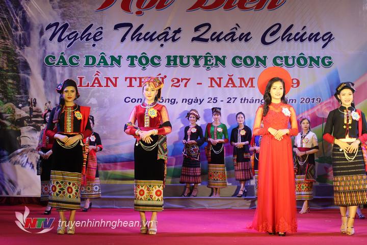 anh 7. tham dự hội thi người đẹp trang phục dân tộc huyện Con Cuông năm nay có 17 thi sinh