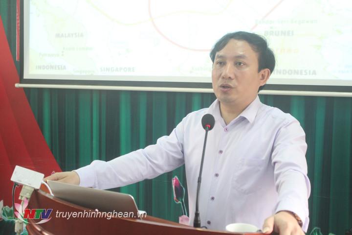 Đồng chí Nguyễn Thành Hà - Ủy viên Ban Chấp hành Đảng bộ, Phó Trưởng Ban Tuyên  giáo báo cao chuyên đề thời sự quốc tế