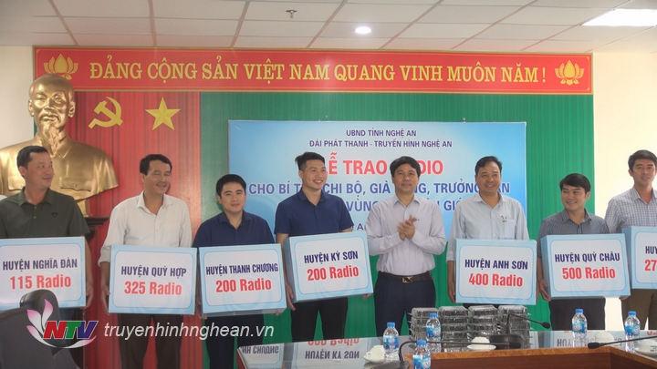 Phó Giám đốc Đài PTTH Nghệ An Phan Văn Thắng trao tặng radio cho đại diện các huyện.
