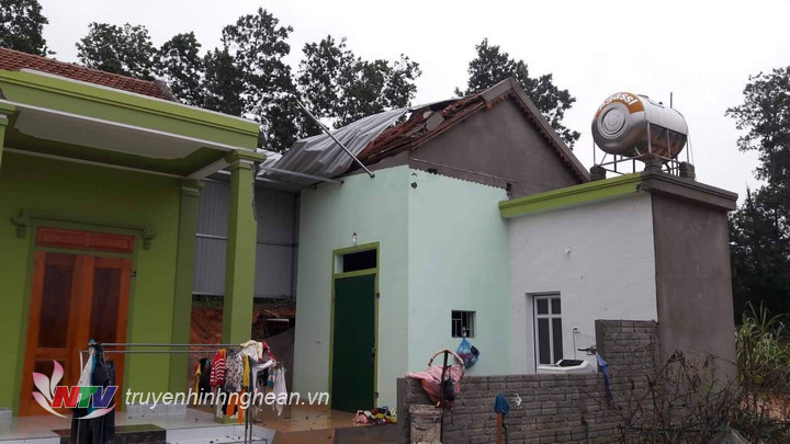 Hàng chục nhà dân bị lốc xoáy tốc mái tại xã Giang Sơn Đông, Đô Lương