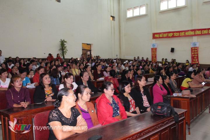 Hội thi an toàn cho phụ nữ và trẻ em huyện Quỳ Hợp thu hút đông đảo chị em hội viên cổ vũ.