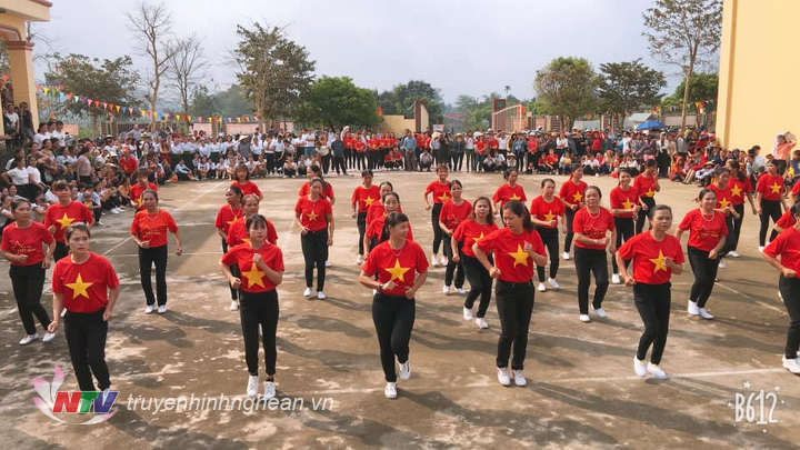 Màm nhảy thể dục thẩm mỹ của chị em xã Tân Xuân.