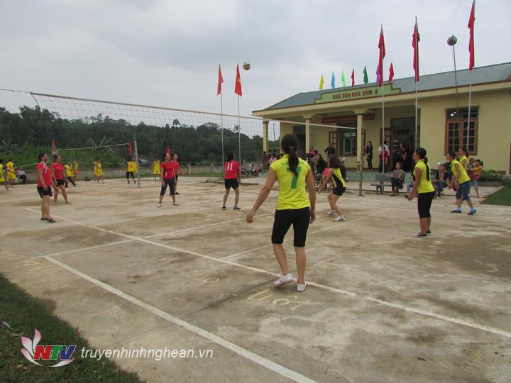 Chị em phụ nữ xã Nghĩa Hành thi đấu bóng chuyền.