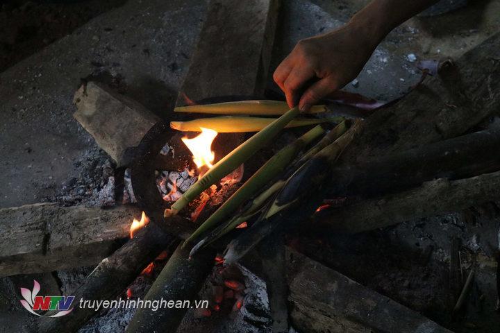 Người dân cũng có thể nướng chín trên bếp lửa hồng để làm món chẻo.