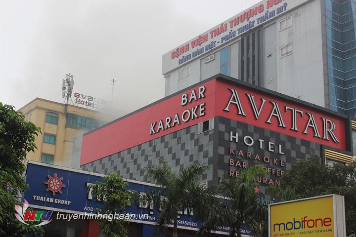 tổ hợp nhà hàng, karaoke, quán cafe tại ố 28, đường Nguyễn Sỹ Sách, TP Vinh, Nghệ An bất ngờ bốc cháy.