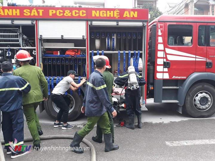 Lực lượng cảnh sát PCCC đang tích cực chữa cháy.
