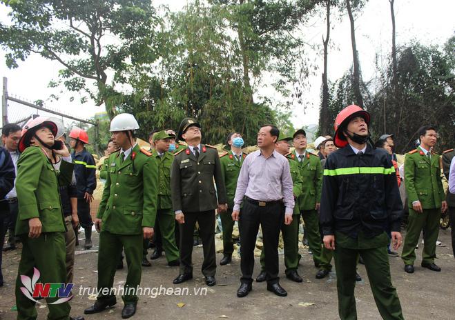 Đại tá Nguyễn Hữu Cầu - Ủy viên BTV Tỉnh ủy, Giám đốc Công an tỉnh trực tiếp chỉ đạo công tác dập đám cháy.