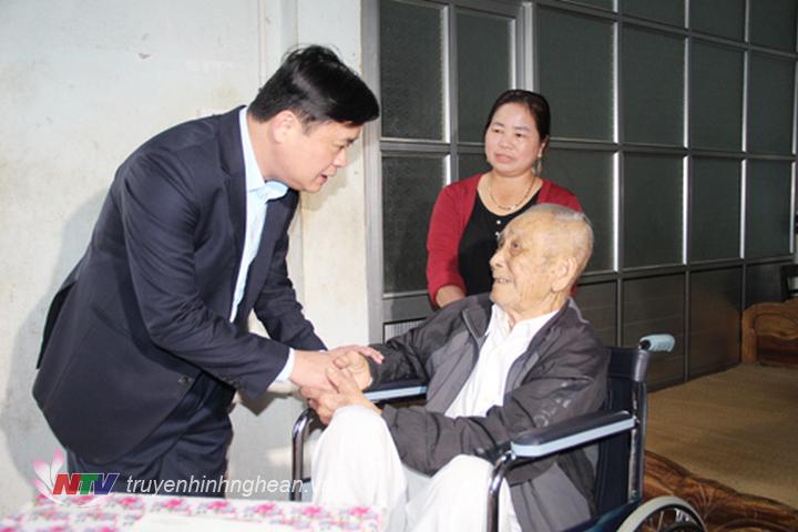 Chủ tịch UBND tỉnh ân cần thăm hỏi sức khỏe ông Lê Văn Niệm, thương binh 4/4, xóm 6, xã Quang Sơn. 