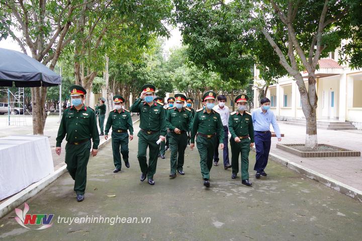  Đoàn kiểm tra Quân khu 4 thị sát khu vực chuẩn bị đón công dân từ các nước trở về tại Cửa Hội