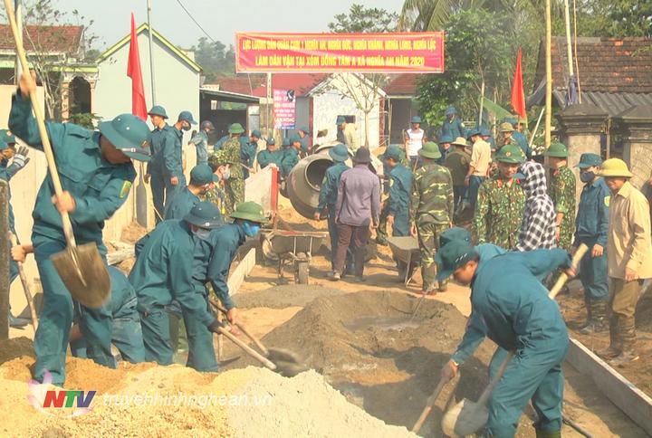 BCH Quân sự huyện Nghĩa Đàn giúp xóm Đồng Tâm B làm đường GTNT