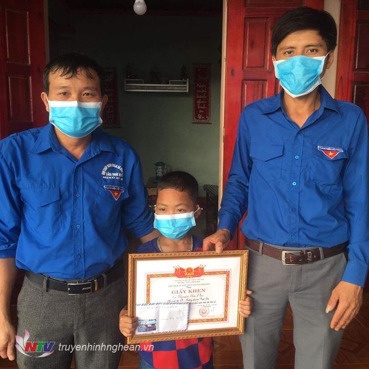 Anh Sơn: Trao giấy khen cho học sinh lớp 3 dũng cảm cứu 2 người khỏi đuối nước