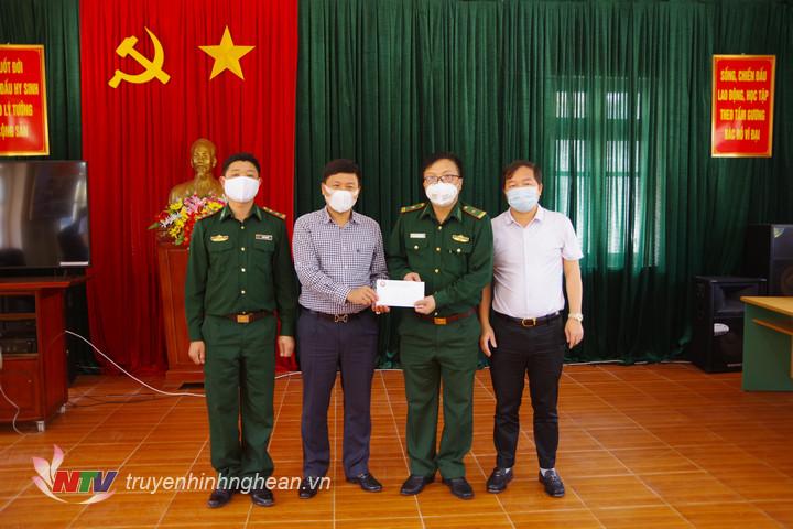 Đại diện ngành Giao thông Vận tải tỉnh Nghệ An đã trao tặng số tiền 50 triệu đồng cho các đồn biên phòng Nghệ An đang thực hiện nhiệm vụ phòng chống dịch Covid – 19.