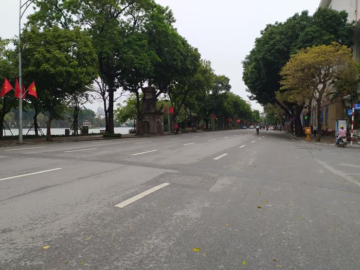 Đường phố Hà Nội vắng vẻ kể từ khi thành phố kêu gọi mọi người hạn chế ra đường.
