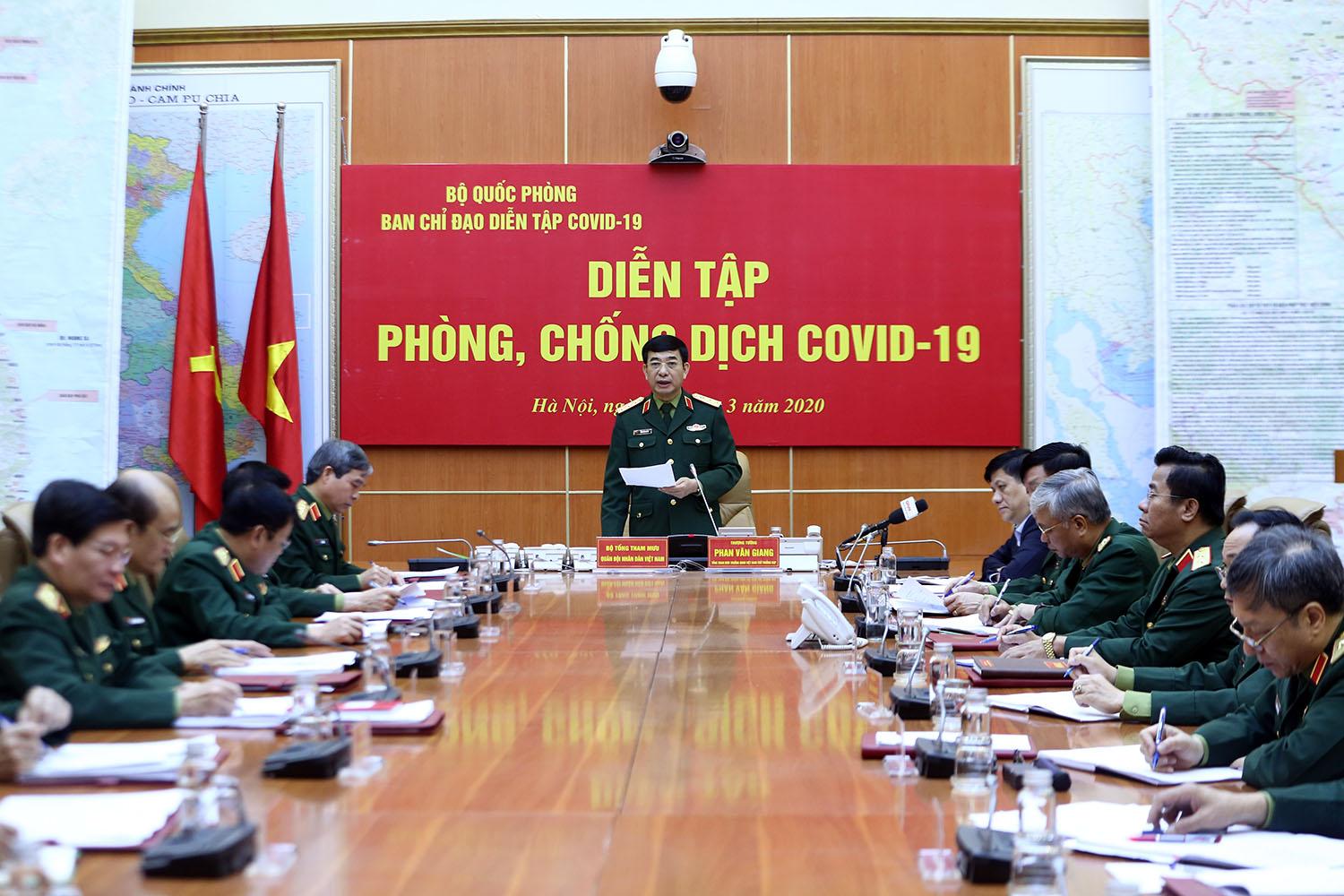 Thượng tướng Phan Văn Giang, Tổng Tham mưu trưởng, Thứ trưởng Bộ Quốc phòng nhấn mạnh đây là cuộc diễn tập phòng chống dịch bệnh lớn nhất từ trước đến nay của quân đội, có ý nghĩa quan trọng và cấp bách trong giai đoạn hiện nay. Ảnh: VGP