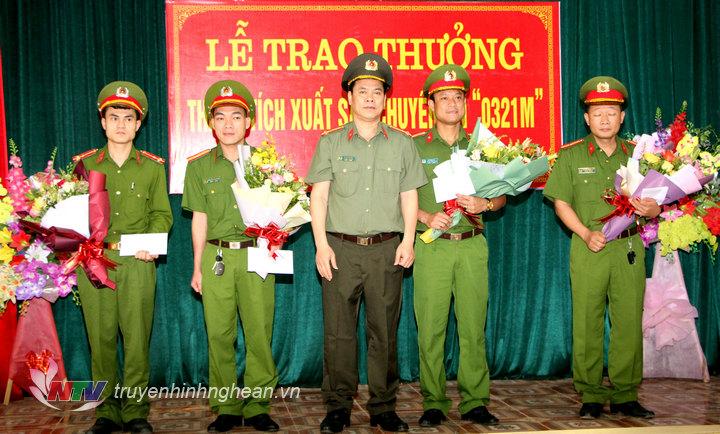 Yên Thành: Khen thưởng Ban chuyên án bắt vụ vận chuyển 1108 viên ma tuý tổng hợp