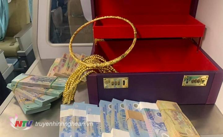 Hơn 300 triệu đồng tiền mặt và vàng bỏ quên trên máy bay được trả lại
