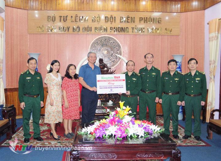 trao tặng 300 chiếc võng màn chống muỗi cho Bộ Chỉ huy BĐBP tỉnh Nghệ An.