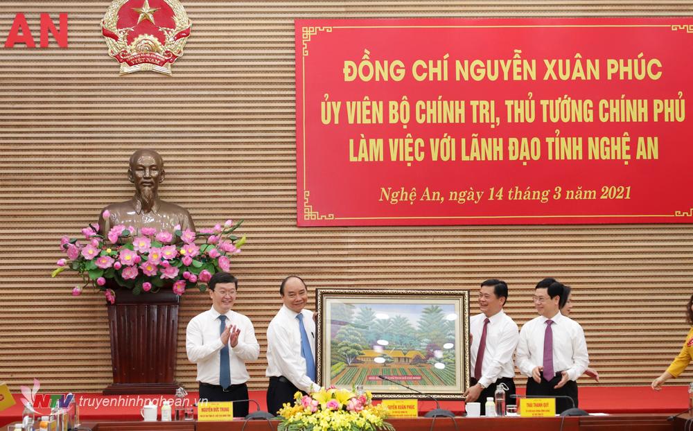 Các đồng chí lãnh đạo tỉnh Nghệ An tặng quà lưu niệm đến Thủ tướng Chính phủ Nguyễn Xuân Phúc.