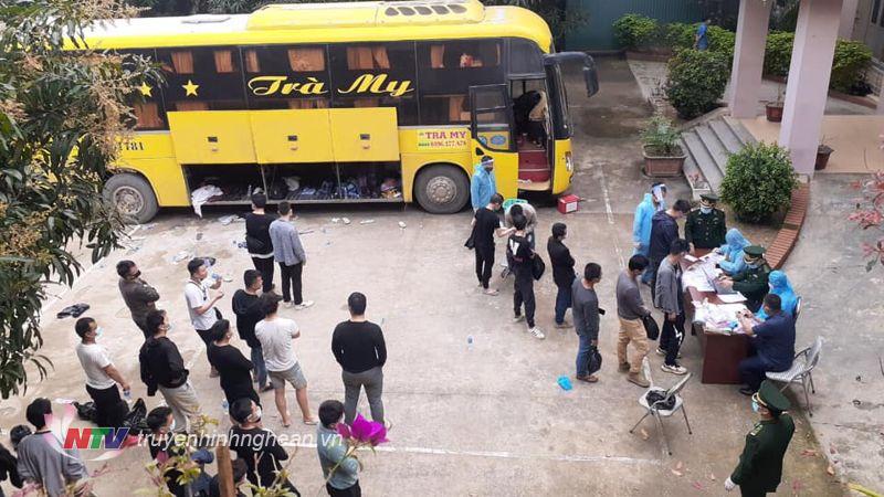 Tạm giữ chủ và lái xe giường nằm chở 53 người Trung Quốc nhập cảnh trái phép