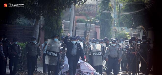 Hơn 600 cảnh sát Myanmar tham gia biểu tình với dân. (Ảnh: The Irrawaddy)