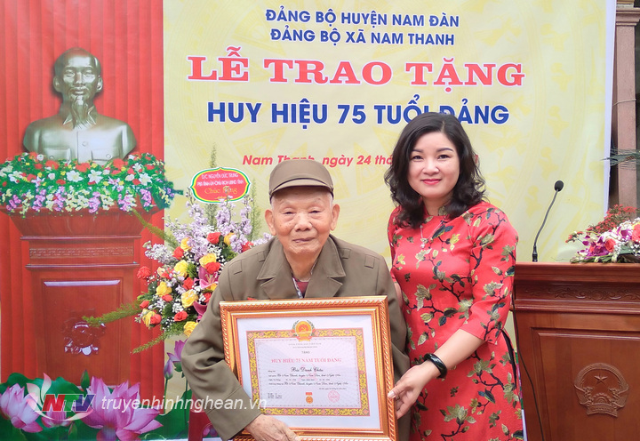Nam Đàn trao tặng huy hiệu 75 tuổi Đảng cho Đảng viên lão thành Bùi Danh Châu