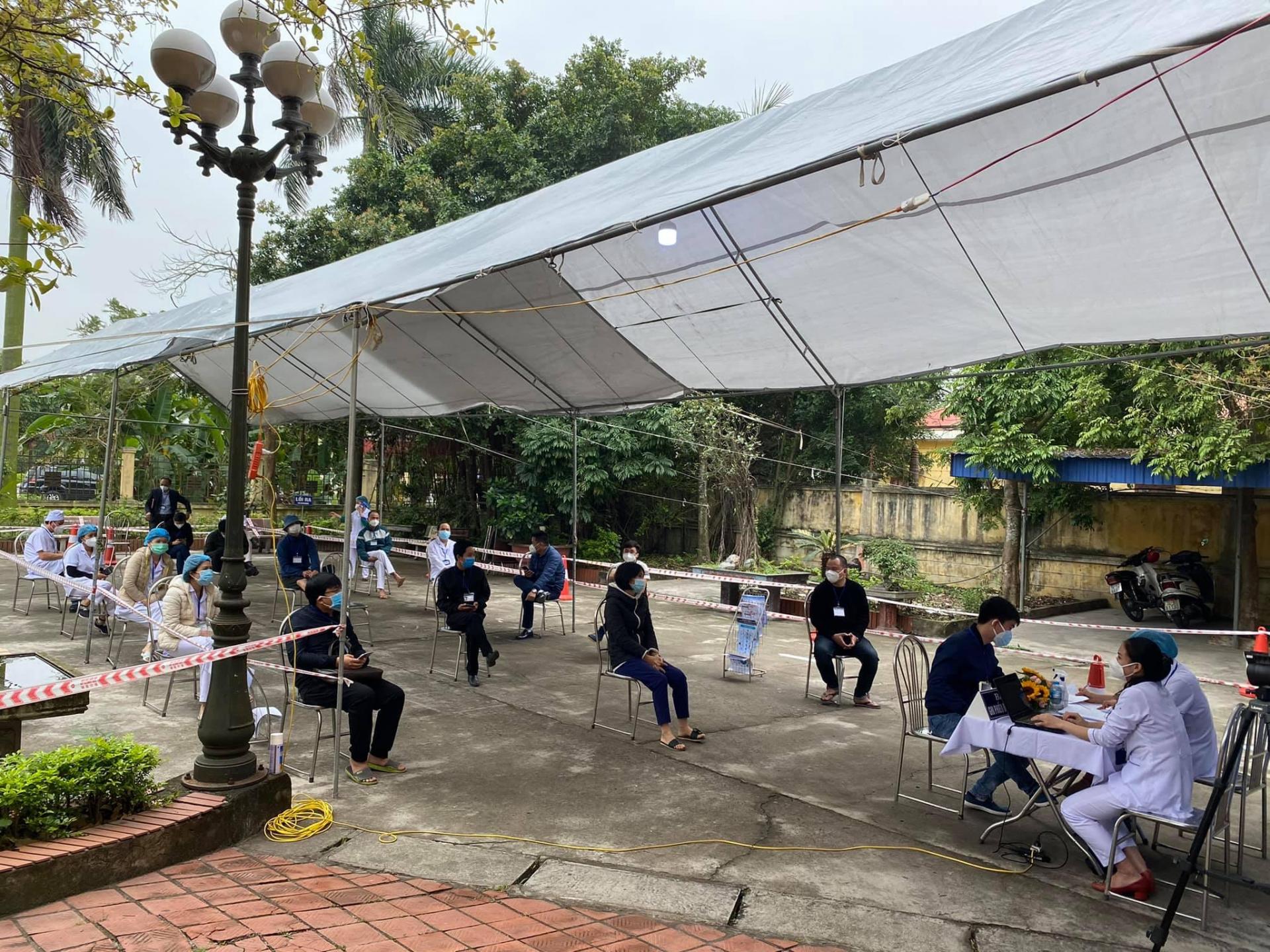 Xếp hàng giãn cách chờ tiêm vắc xin phòng COVID-19 tại Trung tâm y tế huyện Kim Thành, Tỉnh Hải Dương sáng ngày 8/3