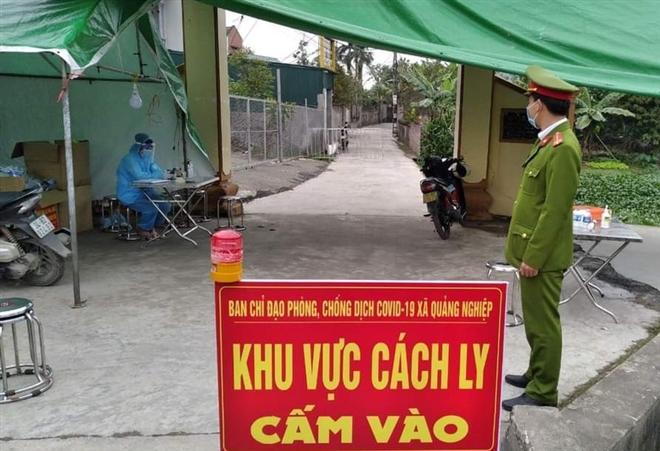 Ban Chỉ đạo phòng chống COVID-19 xã Quảng Nghiệp phong tỏa nơi người nghi nhiễm sinh sống.