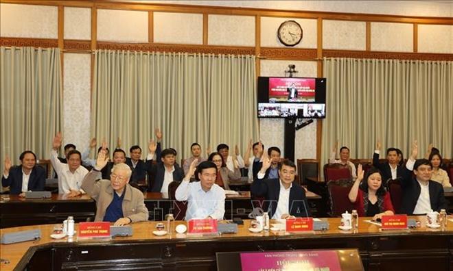 Tổng Bí thư, Chủ tịch nước Nguyễn Phú Trọng và các đại biểu biểu quyết tại hội nghị. 